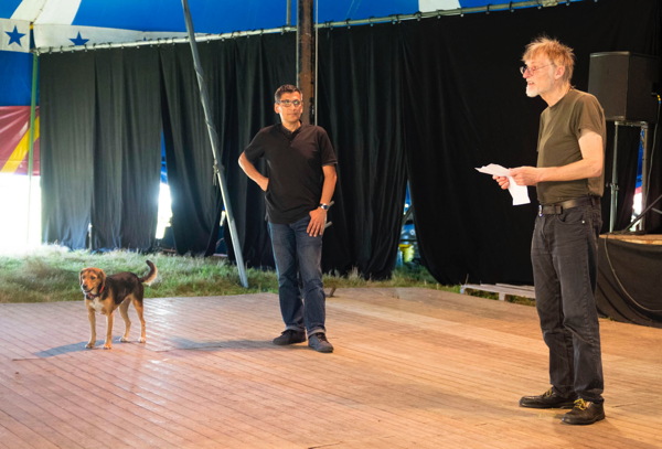 Cette édition du festival es dédiée à la mémoire de Dominique Répécaud et de Ana-Maria Avram. Tim Hodgkinson lit un très beau texte sur la compositrice roumaine disparue le 1er août. photo © Gérard Rouy